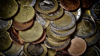 Курс евро опустился ниже 90 рублей впервые с 6 апреля