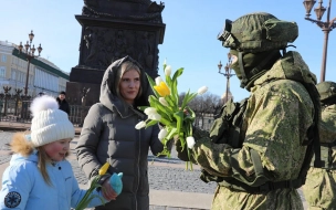 Петербургские военнослужащие ЗВО поздравили жительниц города с 8 марта