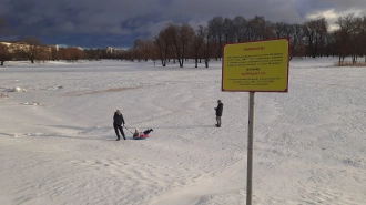 Спасатели поймали в Калининском районе трех экстремалов, которые вышли на лед в оттепель