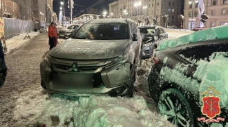 Москвич на автомобиле Mazda въехал в стоявшие машины и погиб в Петербурге