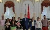 Губернатор вручил 14 петербургским многодетным семьям медали