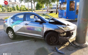 Водитель каршеринга протаранил столб на проспекте Ветеранов