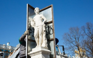 Со скульптур Екатерининского парка начали снимать "зимнюю одежду"