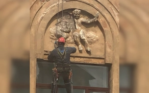 Рабочие сбивают лепнину с дома-памятника на Петроградской стороне
