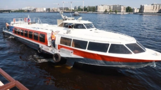 Водный маршрут от набережной Макарова до Петергофа возобновили в Петербурге