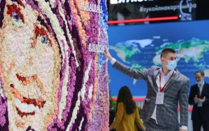 Портрет Юрия Гагарина из живых роз представили на ПМЭФ-2021