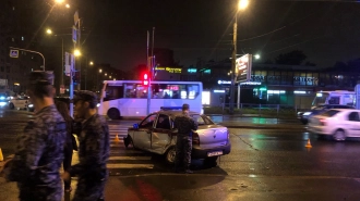 Очевидцы: машина Росгвардии попала в аварию на перекрестке Ветеранов и Лёни Голикова