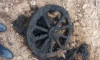 Найденное в Тихвине колесо от телеги XIX века передадут в краеведческий музей