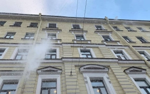 За сутки в центре Петербурга от снега и наледи очистили 120 крыш