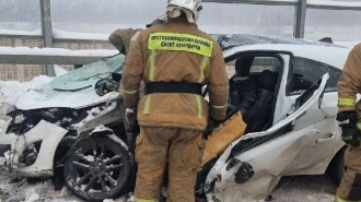 Петербурженка на Opel протаранила трактор на Суздальском проспекте