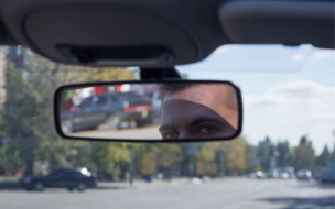 В Петербурге ищут таксиста, трогавшего грудь молодой пассажирки