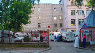 В Минздраве Новосибирска объяснили очередь скорых у больницы
