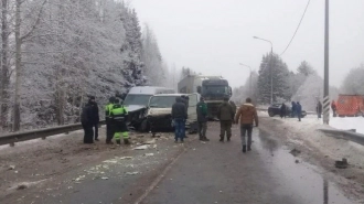 Из-за крупного ДТП под Тихвином образовался затор протяженностью около 5 км