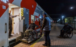 На вокзалах Петербурга в этом году помогли более 25 тыс. маломобильных пассажиров