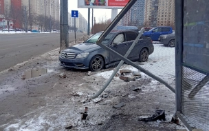 На Ленинском проспекте водитель снес остановку