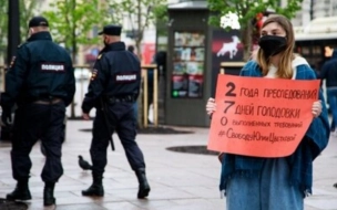 Суд оштрафовал участницу пикета в поддержку художницы Цветковой