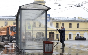 В Петербурге помыли остановки общественного транспорта