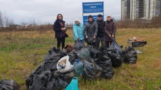 Жители Васильевского островами своими силами собрали 25 мешков мусора в парке на Смоленке