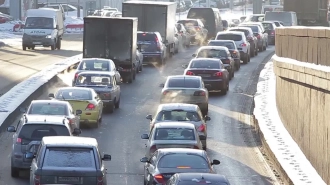 Автомобилистов Петербурга просят быть внимательнее на дорогах из-за сильного снегопада