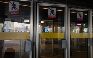 Второй день подряд "Выборгскую" закрывают на вход из-за увеличения пассажиропотока