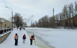 Уборка рек и каналов Петербурга продолжалась в новогодние праздники