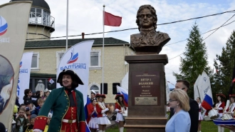 На территории яхт-клуба "Балтиец" прошла церемония открытия памятника Петру I