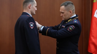 Владимир Колокольцев наградил сотрудника петербургской полиции за мужество и героизм
