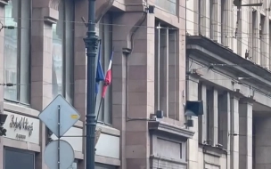 Флаги России и ЕС в Петербурге обвязали траурной лентой