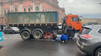 Врачи Мариинской больницы спасли попавшую под КамАЗ велосипедистку