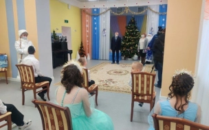 Губернатор Петербурга передал подарки в детский дом в Петергофе