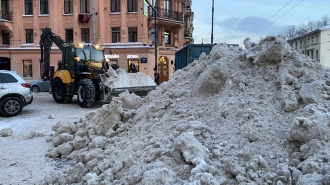 Петербуржцы жалуются на неубранные от снега и наледи улицы