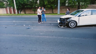 На проспекте Обуховской обороны два автомобиля не смогли разъехаться