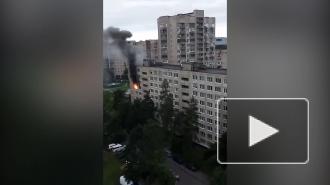 Видео: в жилом доме на Товарищеском загорелась квартира