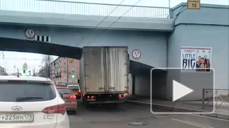Два грузовика застряли под "мостами глупости" в Петербурге