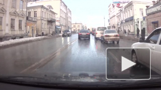 В Екатеринбурге снег со льдом с крыши упал на людей