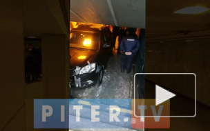 Водитель катается по подземному переходу на "Московской"