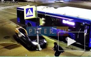 Видео: пассажиру автобуса удалось избежать падения на него дорожного знака на Кузнецовском проспекте