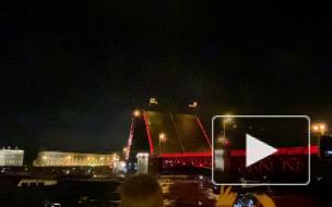 Видео: Ночью 8 августа Дворцовый мост развели под звуки оперы