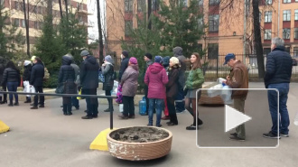 Видео: на Бумажной в очереди за бесплатным антисептиком стоят более 50 человек 