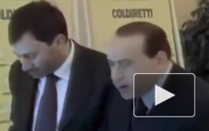 Берлускони сломал лодыжку и, хромая, ходит с костылем