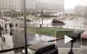 Видео: легковушки проскользили вместе по проезжей части в результате ДТП на Ленинском