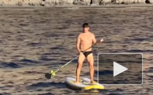 Максим Галкин голым проплыл на падлборде по морским волнам