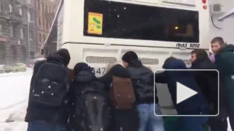 Занесенный снегом Петербург снова стоит в многокилометровых пробках