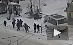 Видео из Челябинска: Маршрутка снесла людей на тротуаре