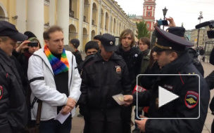 Активиста с радужным гробом задержали на Невском проспекте