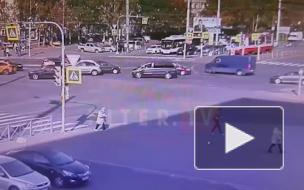 Видео: иномарку развернуло на углу Светлановского и Просвещения и вынесло на тротуар