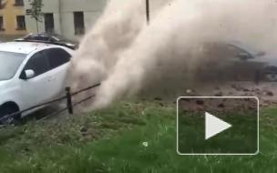 Двор на Васильевском острове затопило холодной водой