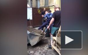 Видео: петербуржцы борются за историческую брусчатку у дома Семёнова. Сохранить ее удалось лишь частично