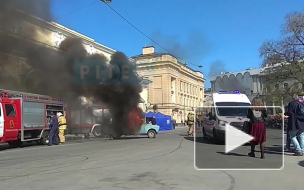 Видео: на Манежной площади подожгли автомобиль вместе с водителем