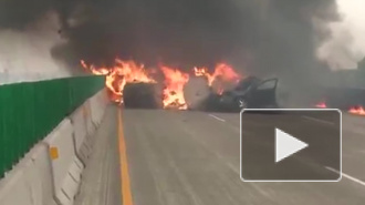 Видео из США: В Висконсине на трассе взорвались и сгорели несколько машин